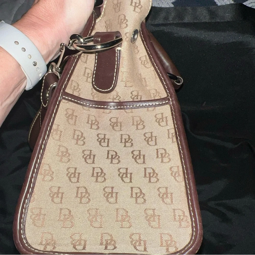 Dooney and Bourke brown leather trim crossbody signature bag - Picture 5 of 10